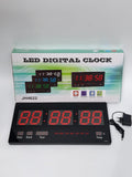 LED digitalni sat namenjen za zidno praćenje vremena i kalendarskih podataka.