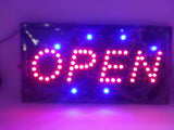 Svetleća LED reklama sa oznakom OPEN/CLOSE.