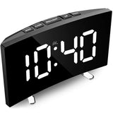 Crni ovalni digitalni budilnik sa ekranom za prikaz vremena i kalendara.