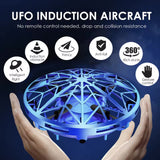 UFO igračka za letenje sa plavim svetlima na kućištu.