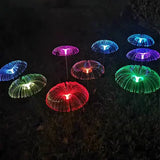 Na fotografiji se vidi lampa meduza namenjena dekoraciji bašte.