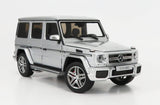 Beli metalni autić u obliku Mercedes-Benz AMG G63.