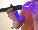 Na slici je plavi laserski pokazivač.