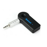 Crni adapter za Bluetooth povezivanje preko 3,5 mm AUX priključka.