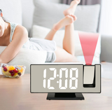 Displej digitalnog sata prikazuje vreme, temperaturu i status alarma.