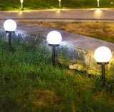 Baštenska lampa bez kabla za postavljanje uz stazu.