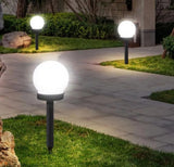 Solarna baštenska lampa iz kompleta od četiri komada.