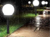 Lampa za dvorište koja koristi solarnu energiju umesto baterija.