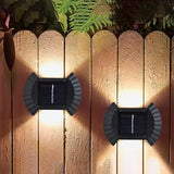 Solarna lampa koja doprinosi ambijentalnom osvetljenju dvorišta.