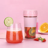 Prenosiva blender čaša za pripremu svežih napitaka.