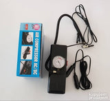Kompresor za gume predviđen za priključak na 12 V ili 220 V.