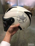 Bela kaciga za motor sa crnim detaljima i foto-sivim vizirom.