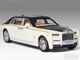 Beli metalni automobil igračka u obliku Rolls-Royce Phantom modela.