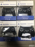 Crni kontroler za PS4 sa bežičnim povezivanjem.