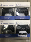 Crni bežični kontroler za PS4 prikazan je na slici.