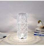 Stona LED lampa čiji kristalni ukrasi stvaraju 3D izgled.