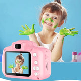 Prikaz proizvoda predstavlja dečiji digitalni fotoaparat.