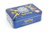 Pokemon karte sa foil efektom uz metalno pakovanje.