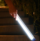 Prenosna LED svetiljka u dimenzijama od 17 cm i 32 cm.