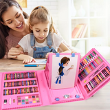 Roze kofer sa rasklopivom tablom za kreativne aktivnosti.
