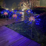 Šarene solarne lampe predstavljene kao dekoracija za spoljašnji prostor.