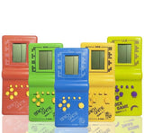 Tetris konzola na baterije u plavoj, kariranoj ili zelenoj boji.