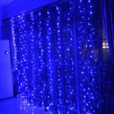 Na slici je plava LED zavesa dimenzija 3 × 3 metra.