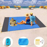 Sklopiva prostirka otporna na vlagu namenjena odmoru na plaži ili kampovanju.